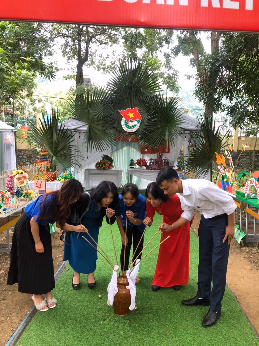 Trong khuôn khổ lễ kỷ niệm, nhà trường còn tổ chức cắm trại.