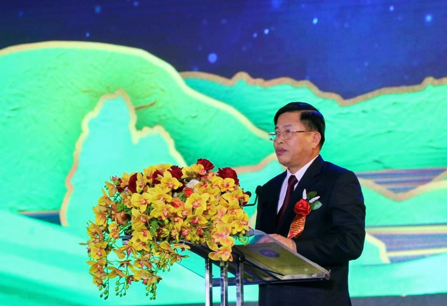 Ông Đinh Công Sứ, Phó Chủ tịch UBND tỉnh Hoà Bình phát biểu. Ông Đinh Công Sứ, Phó Chủ tịch UBND tỉnh Hoà Bình phát biểu.