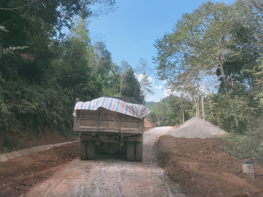 Sửa chữa, nâng cấp đường từ thị trấn huyện Thuận Châu lên xã Co Mạ. Sửa chữa, nâng cấp đường từ thị trấn huyện Thuận Châu lên xã Co Mạ.