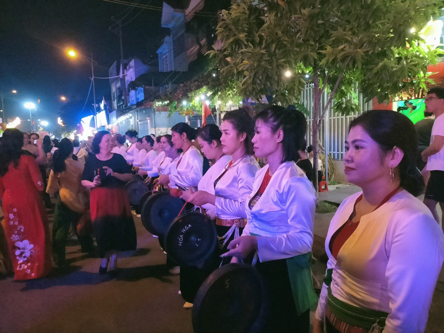 Người dân mặc trang phục truyền thống đánh Chiêng giữa Phố đi bộ đón khách.