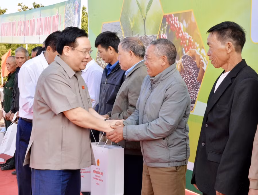 Chủ tịch Quốc hội tặng quà cho gia đình chính sách và người có công.