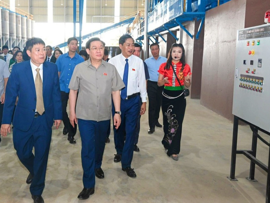 Chủ tịch Quốc hội Vương Đình Huệ cùng các đại biểu tham quan nhà máy cà phê Sơn La. Chủ tịch Quốc hội Vương Đình Huệ cùng các đại biểu tham quan nhà máy cà phê Sơn La.