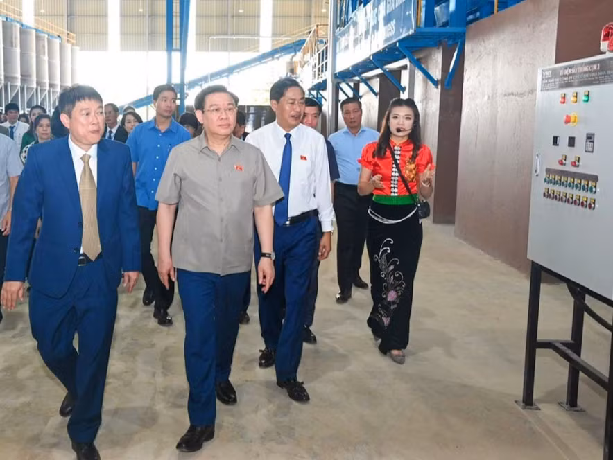 Chủ tịch Quốc hội Vương Đình Huệ cùng các đại biểu tham quan nhà máy cà phê Sơn La.