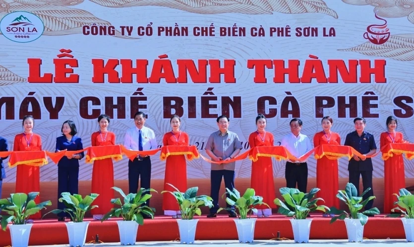  Các đại biểu cắt băng khánh thành nhà máy cà phê.