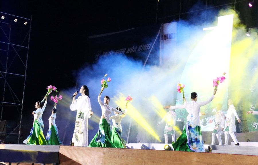 Chương trình văn nghệ tại lễ hội. Chương trình văn nghệ tại lễ hội.