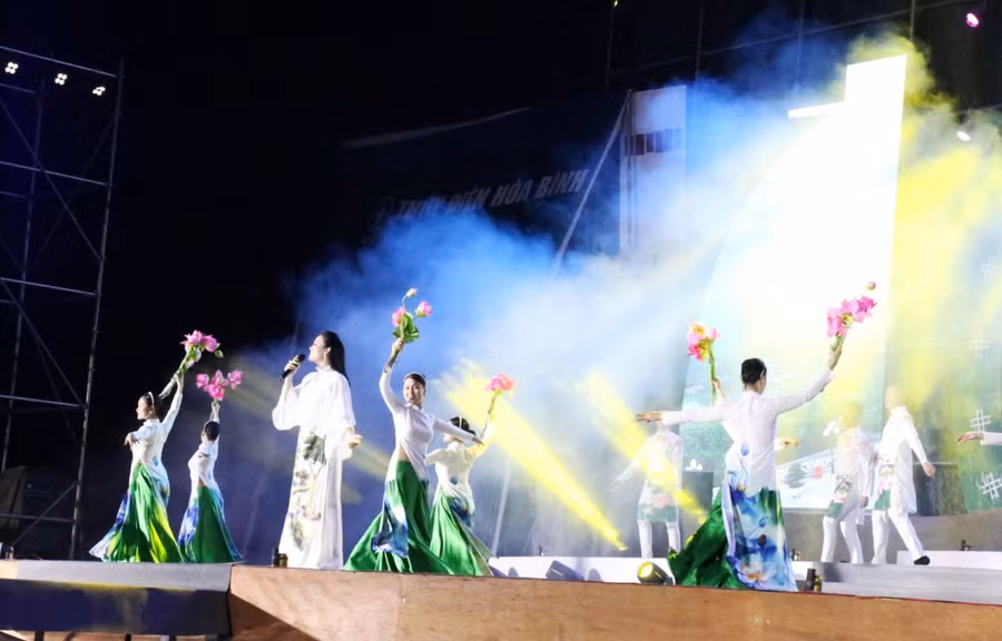 Chương trình văn nghệ tại lễ hội.