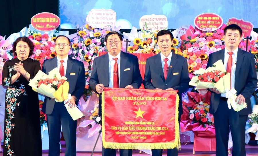 UBND tỉnh tặng Cờ thi đua xuất sắc trong phong trào thi đua yêu nước cho nhà trường.