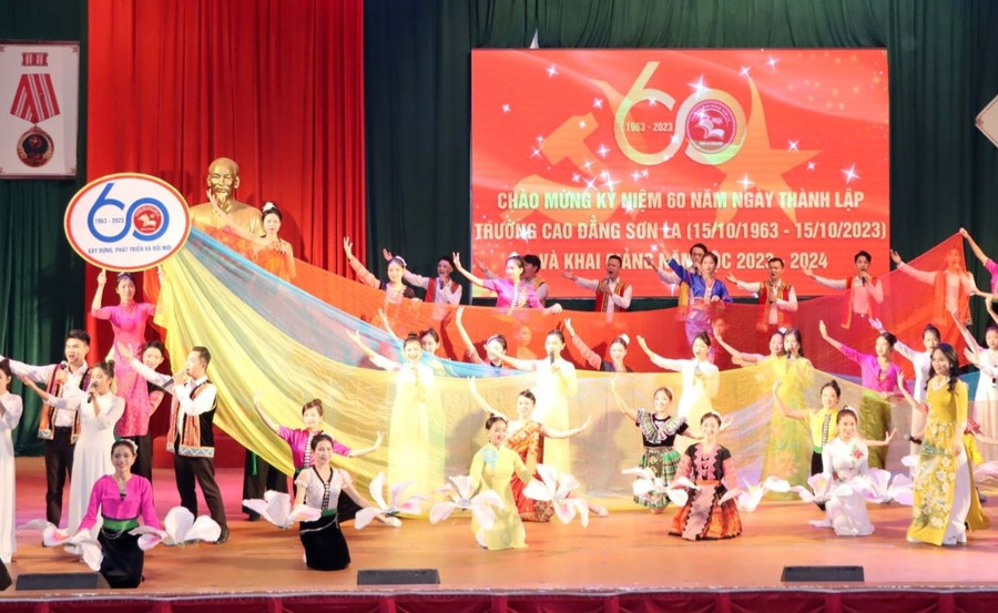 Tiết mục văn nghệ chào mừng lễ kỷ niệm.