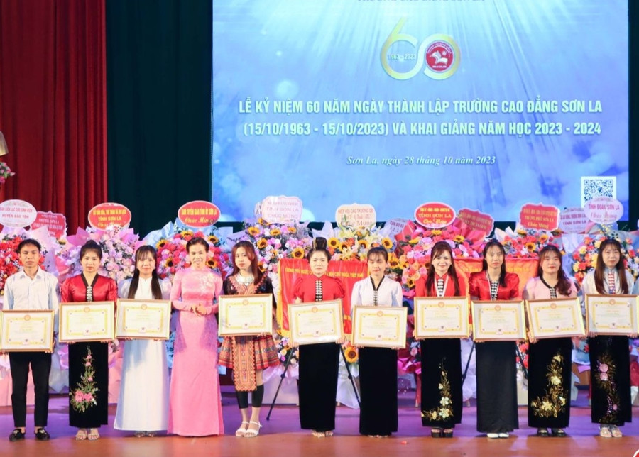 Hội Khuyến học tỉnh tặng giấy khen cho học sinh, sinh viên đạt thành tích cao trong học tập.