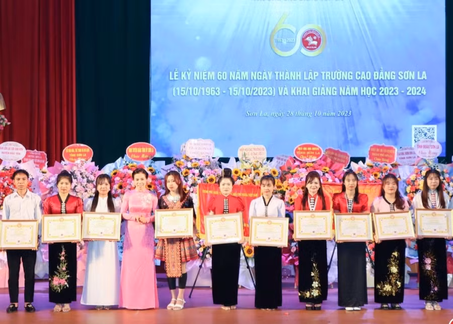 Hội Khuyến học tỉnh tặng giấy khen cho học sinh, sinh viên đạt thành tích cao trong học tập.