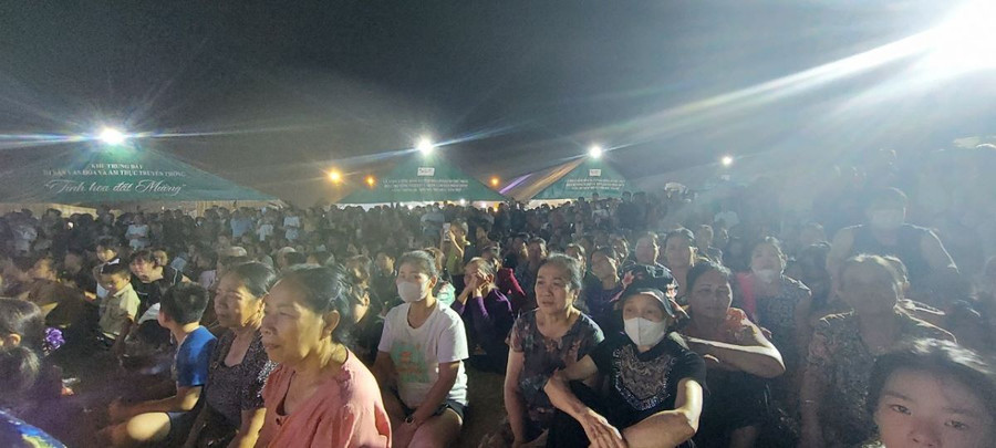 Hàng nghìn người dân đến dự Lễ hội tôm cá. Hàng nghìn người dân đến dự Lễ hội tôm cá.