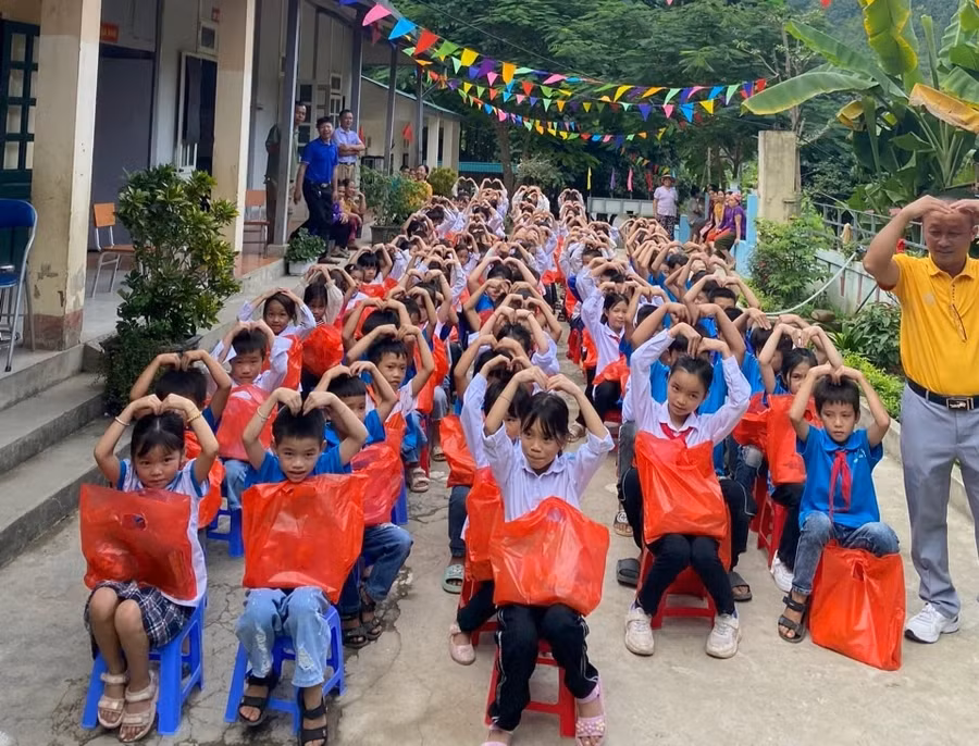 Thầy và trò Trường TH - THCS Tường Tiến "tạo dáng" bên những phần quà mới.