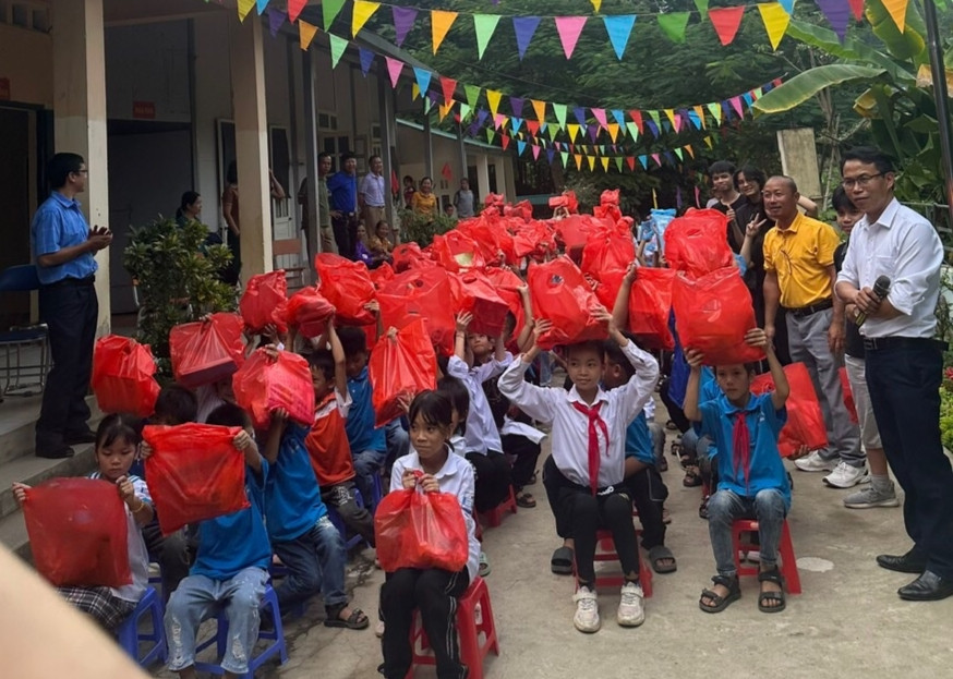 Học sinh nhận quà từ CLB Trường Green School Vietnam.
