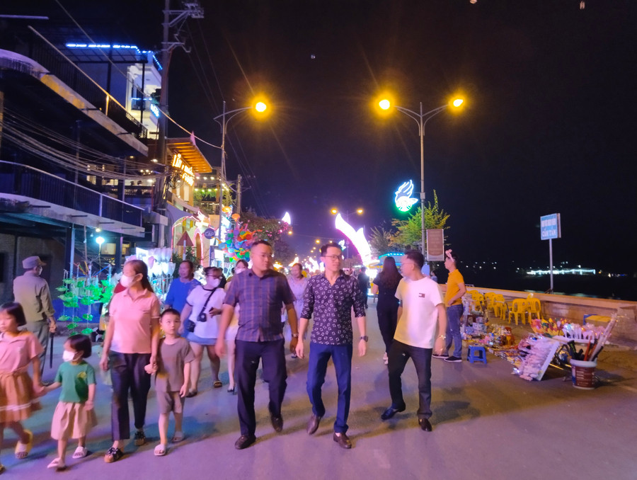 Đông đảo người dân và du khách trải nghiệm phố đi bộ.