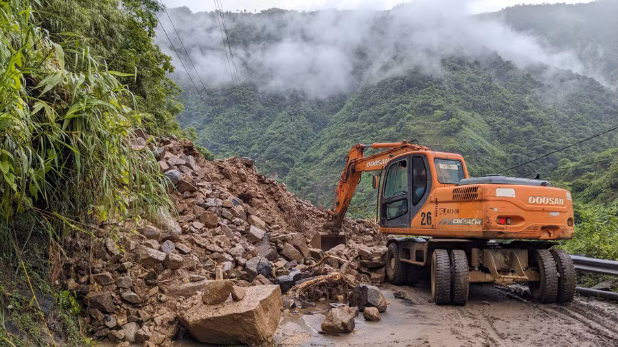 Dọn đất, đá từ taluy dương sạt xuống lòng đường.