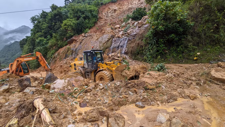 Ban Quản lý Bảo trì đường bộ Sơn La huy động máy móc sửa chữa đường vào xã Chiềng Lao (Mường La).