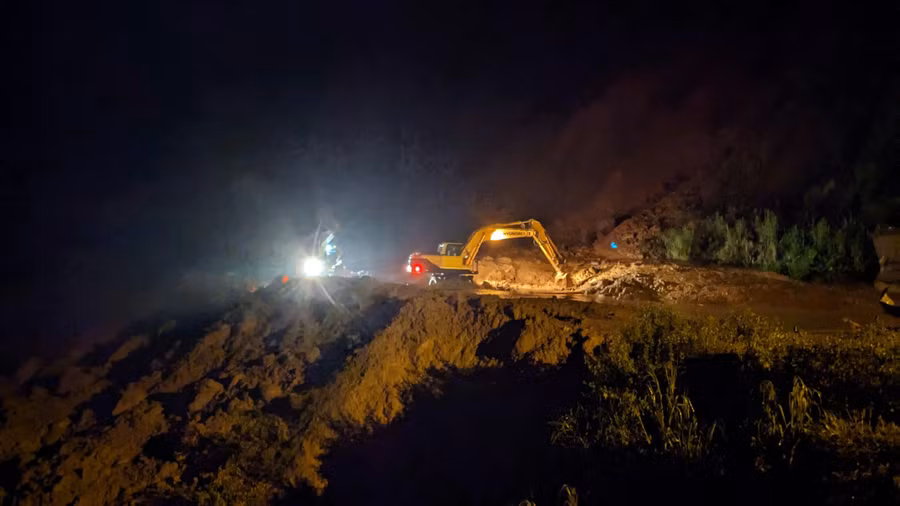 Ban Quản lý Bảo trì đường bộ Sơn La chỉ đạo nhà thầu xuyên đêm khắc phục sự cố.