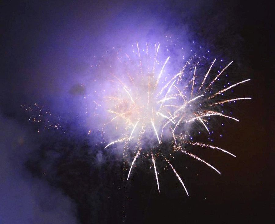 Tỉnh Hòa Bình bắn pháo hoa trong buổi khai mạc lễ hội. Tỉnh Hòa Bình bắn pháo hoa trong buổi khai mạc lễ hội.