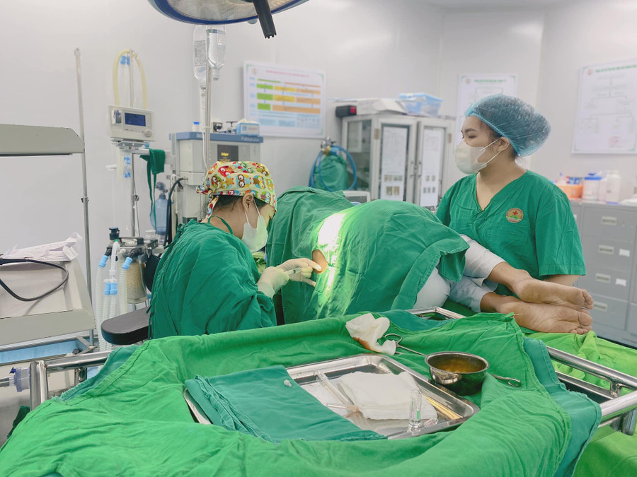 Phẫu thuật chuyển vạt che phủ phần mềm cuống mạch liền cho bệnh nhân. Phẫu thuật chuyển vạt che phủ phần mềm cuống mạch liền cho bệnh nhân.