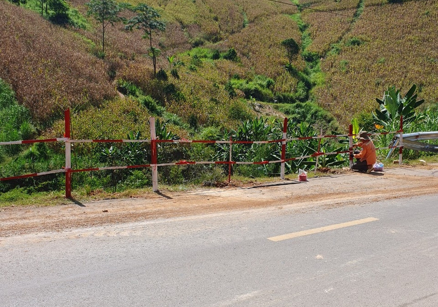 Công nhân đang sửa lại lan can bên vệ đường. Công nhân đang sửa lại lan can bên vệ đường.