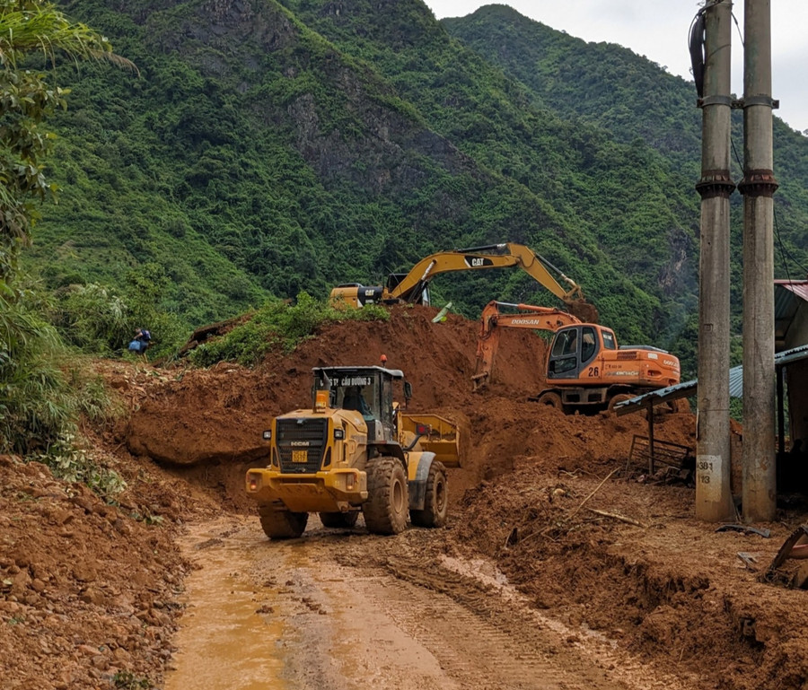 Ngành GTVT Sơn La huy động máy móc sửa chữa đường. Ngành GTVT Sơn La huy động máy móc sửa chữa đường.