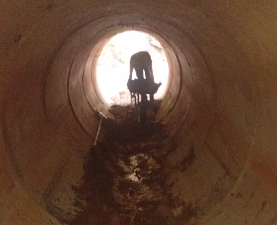 Công nhân đang dọn dẹp và khơi thông ống cống.