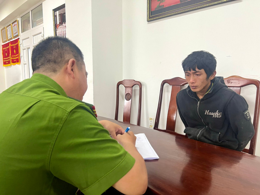 Công an lấy lời khai của Nguyễn Trung Chính. (Ảnh: CACC) Công an lấy lời khai của Nguyễn Trung Chính. (Ảnh: CACC)