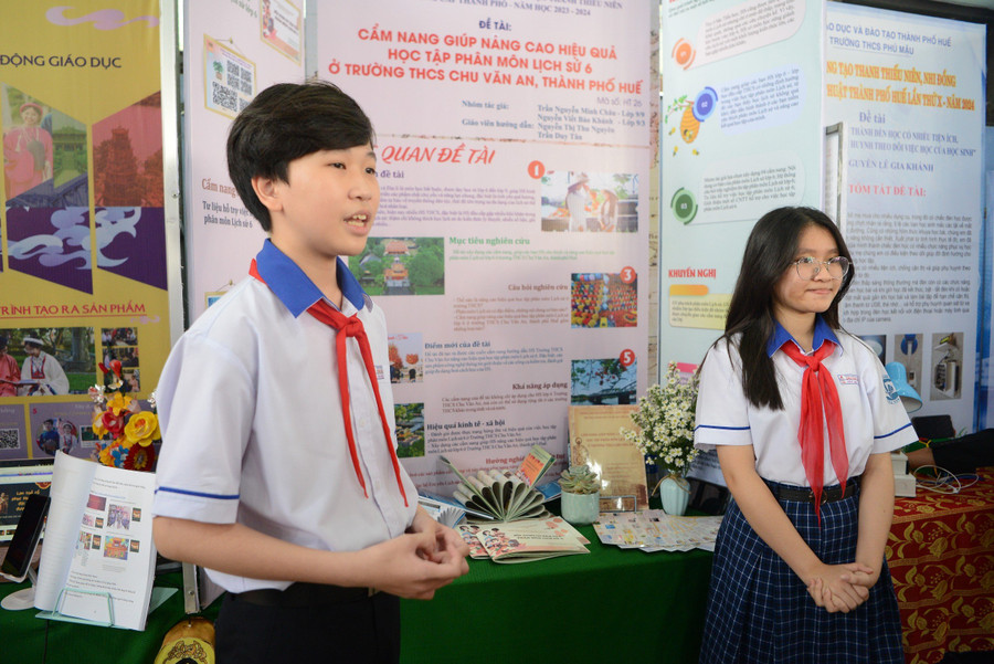 Học sinh thuyết trình về sản phẩm tham gia cuộc thi.