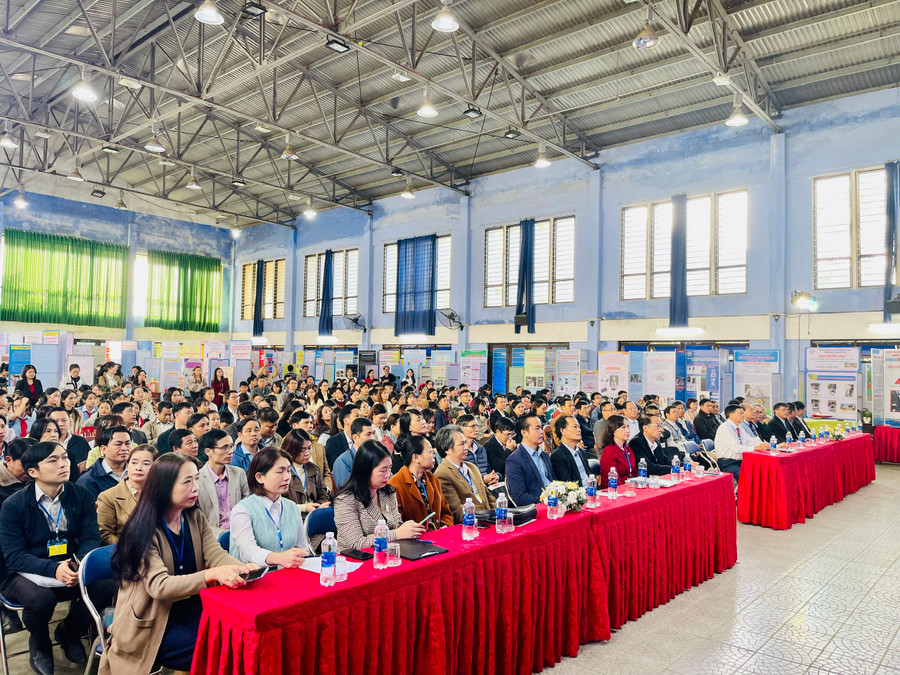 Các đại biểu, khách mời tham gia lễ khai mạc.