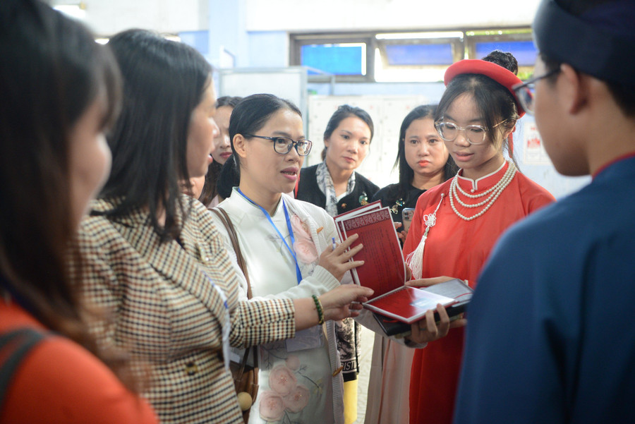 Ban giám khảo trao đổi về sản phẩm của học sinh tại gian hàng trưng bày sản phẩm.