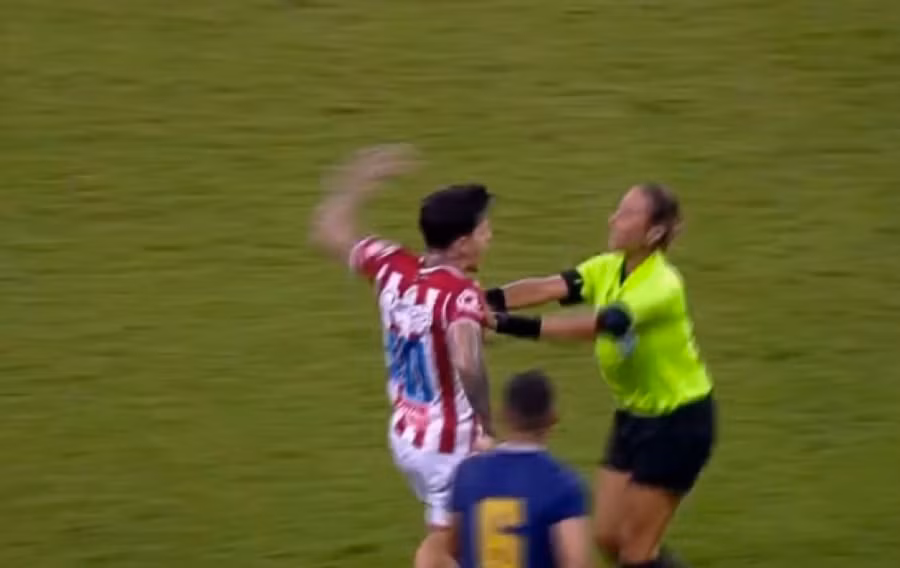 Jean Carlos đã bị nữ trọng tài đẩy lùi.