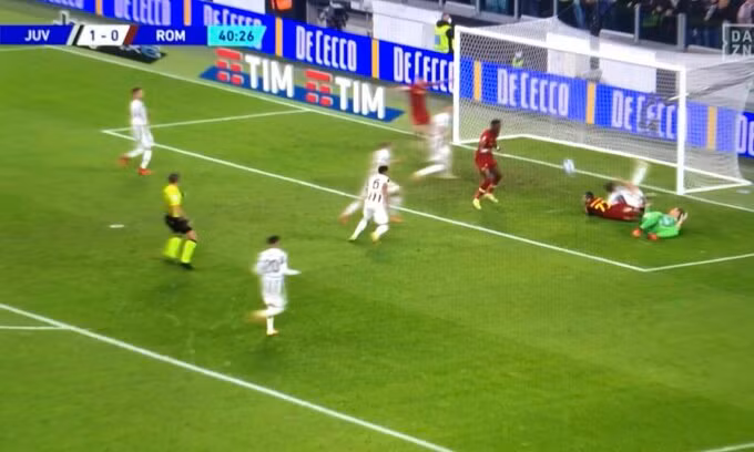 Tình huống trọng tài Orsato thổi còi khiến Roma mất oan bàn thắng.