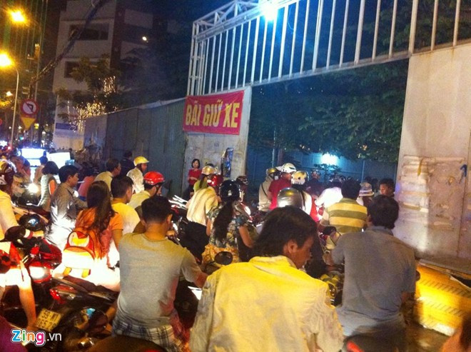 Trả gấp 4 lần, khách không có chỗ gửi xe vào đường hoa