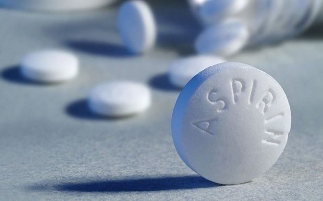 Thuốc aspirin. Không phải để uống mà là nghiền nhuyễn và trộn với một chút nước rồi đắp lên, để khô qua đêm. Với tính chất kháng viêm giảm đau của mình, aspirin sẽ làm cho nốt mụn của bạn được thu nhỏ lại và không còn đỏ nữa. Thuốc aspirin. Không phải để uống mà là nghiền nhuyễn và trộn với một chút nước rồi đắp lên, để khô qua đêm. Với tính chất kháng viêm giảm đau của mình, aspirin sẽ làm cho nốt mụn của bạn được thu nhỏ lại và không còn đỏ nữa.Không phải để uống mà là nghiền nhuyễn và trộn với một chút nước rồi đắp lên, để khô qua đêm. Với tính chất kháng viêm giảm đau của mình, aspirin sẽ làm cho nốt mụn của bạn được thu nhỏ lại và không còn đỏ nữa.