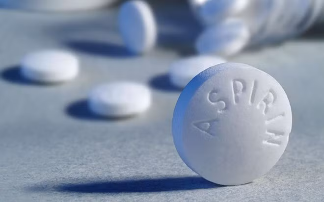 Thuốc aspirin. Không phải để uống mà là nghiền nhuyễn và trộn với một chút nước rồi đắp lên, để khô qua đêm. Với tính chất kháng viêm giảm đau của mình, aspirin sẽ làm cho nốt mụn của bạn được thu nhỏ lại và không còn đỏ nữa.Không phải để uống mà là nghiền nhuyễn và trộn với một chút nước rồi đắp lên, để khô qua đêm. Với tính chất kháng viêm giảm đau của mình, aspirin sẽ làm cho nốt mụn của bạn được thu nhỏ lại và không còn đỏ nữa.