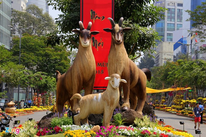 Trả gấp 4 lần, khách không có chỗ gửi xe vào đường hoa