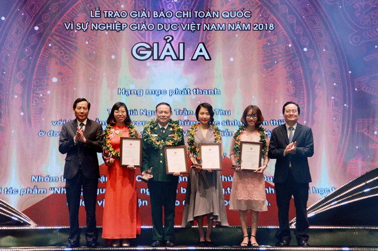 Bộ trưởng Phùng Xuân Nhạ và Chủ tịch Hội Nhà BáoThuận Hữu trao giải A cho các tác giả tại Giải Báo chí toàn quốc “Vì Sự nghiệp Giáo dục Việt Nam” năm 2018. Ảnh: Việt Hà