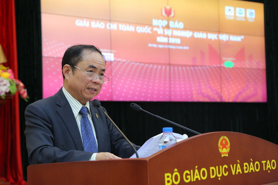 Ông Trần Bá Dung tại buổi họp báo phát động Giải Báo chí toàn quốc “Vì Sự nghiệp Giáo dục Việt Nam” năm 2019. Ành: Việt Hà Ông Trần Bá Dung tại buổi họp báo phát động Giải Báo chí toàn quốc “Vì Sự nghiệp Giáo dục Việt Nam” năm 2019. Ành: Việt Hà