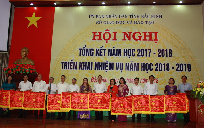 Bà Nguyễn Hương Giang và ông Nguyễn Tử Quỳnh trao tặng cờ thi đua của tỉnh Bắc Ninh cho các tập thể Bà Nguyễn Hương Giang và ông Nguyễn Tử Quỳnh trao tặng cờ thi đua của tỉnh Bắc Ninh cho các tập thể