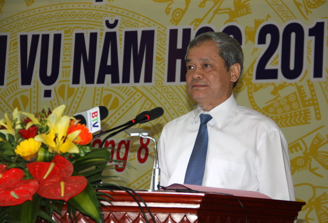 Ông Nguyễn Tử Quỳnh phát biểu giao nhiệm vụ cho ngành giáo dục tại hội nghị Ông Nguyễn Tử Quỳnh phát biểu giao nhiệm vụ cho ngành giáo dục tại hội nghị