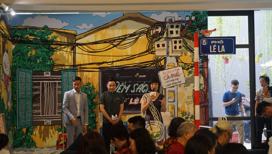 Nhà văn Trương Quý (ngoài cùng bên trái) và họa sĩ Đặng Hồng Quân (giữa) tại tọa đàm