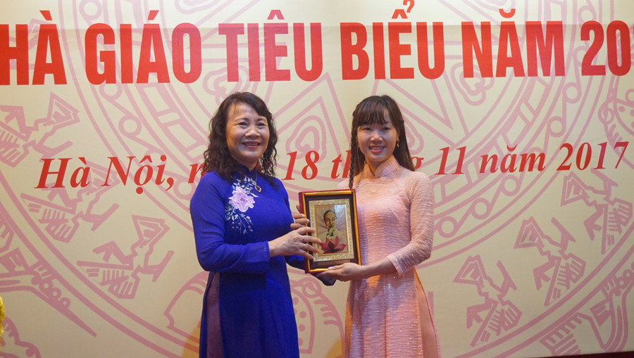 Thứ trưởng Nguyễn Thị Nghĩa trao Bằng khen và quà cho nhà giáo tiêu biểu