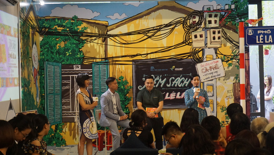 Nghệ sĩ Chiều Xuân (bên phải) chia sẻ tại buổi ra mắt sách