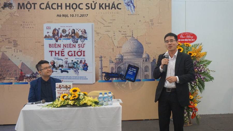 Thầy giáo Nguyễn Quốc Vương trò chuyện tại buổi tọa đàm