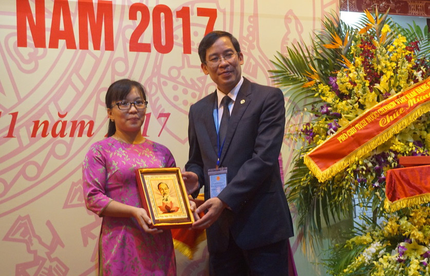 Ông Vũ Minh Đức, Chủ tịch Công đoàn GDVN trao quà cho giáo viên tiêu biểu Ông Vũ Minh Đức, Chủ tịch Công đoàn GDVN trao quà cho giáo viên tiêu biểu