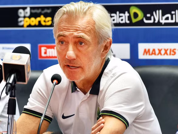 UAE lần thứ 2 sa thải Bert van Marwijk do thành tích không tốt tại vòng loại World Cup 2022 khu vực châu Á. 