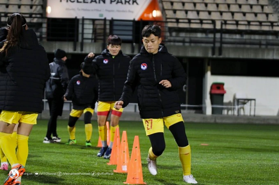 Cầu thủ ĐT nữ Việt Nam tập luyện trong điều kiện thời tiết tại New Zealand đang rất lạnh. Cầu thủ ĐT nữ Việt Nam tập luyện trong điều kiện thời tiết tại New Zealand đang rất lạnh.