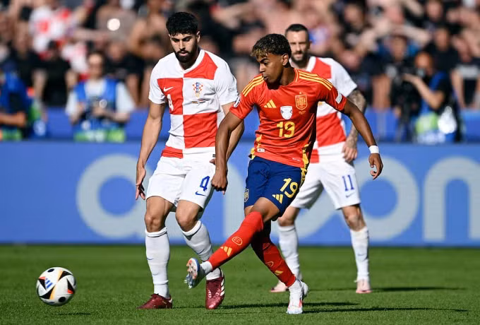 Mặc dù mới 16 tuổi nhưng cậu sở hữu tốc độ, sự nhanh nhẹn và độ chững chạc. Mặc dù mới 16 tuổi nhưng cậu sở hữu tốc độ, sự nhanh nhẹn và độ chững chạc.