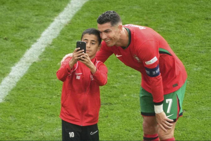 Cậu bé Berat được chụp ảnh cùng thần tượng Ronaldo trong trận Bồ Đào Nha thắng Thổ Nhĩ Kỳ 3-0 ở EURO 2024.