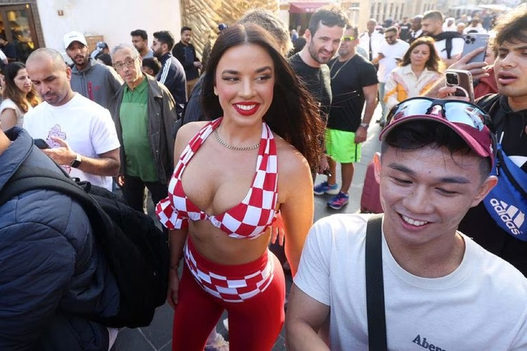 Tên tuổi của Ivana Knoll lên nổi lên khi cổ vũ cho đội nhà Croatia tại World Cup 2022. Tên tuổi của Ivana Knoll lên nổi lên khi cổ vũ cho đội nhà Croatia tại World Cup 2022.